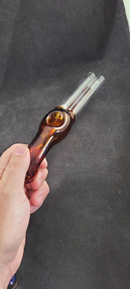 Double Barrel Glass Pipe – Shotgun-Style Hand Pipe with Brown Handle – Handblown Novelty Smoking Pipe – Western Vibes Gift – 6–7 Inch Glass