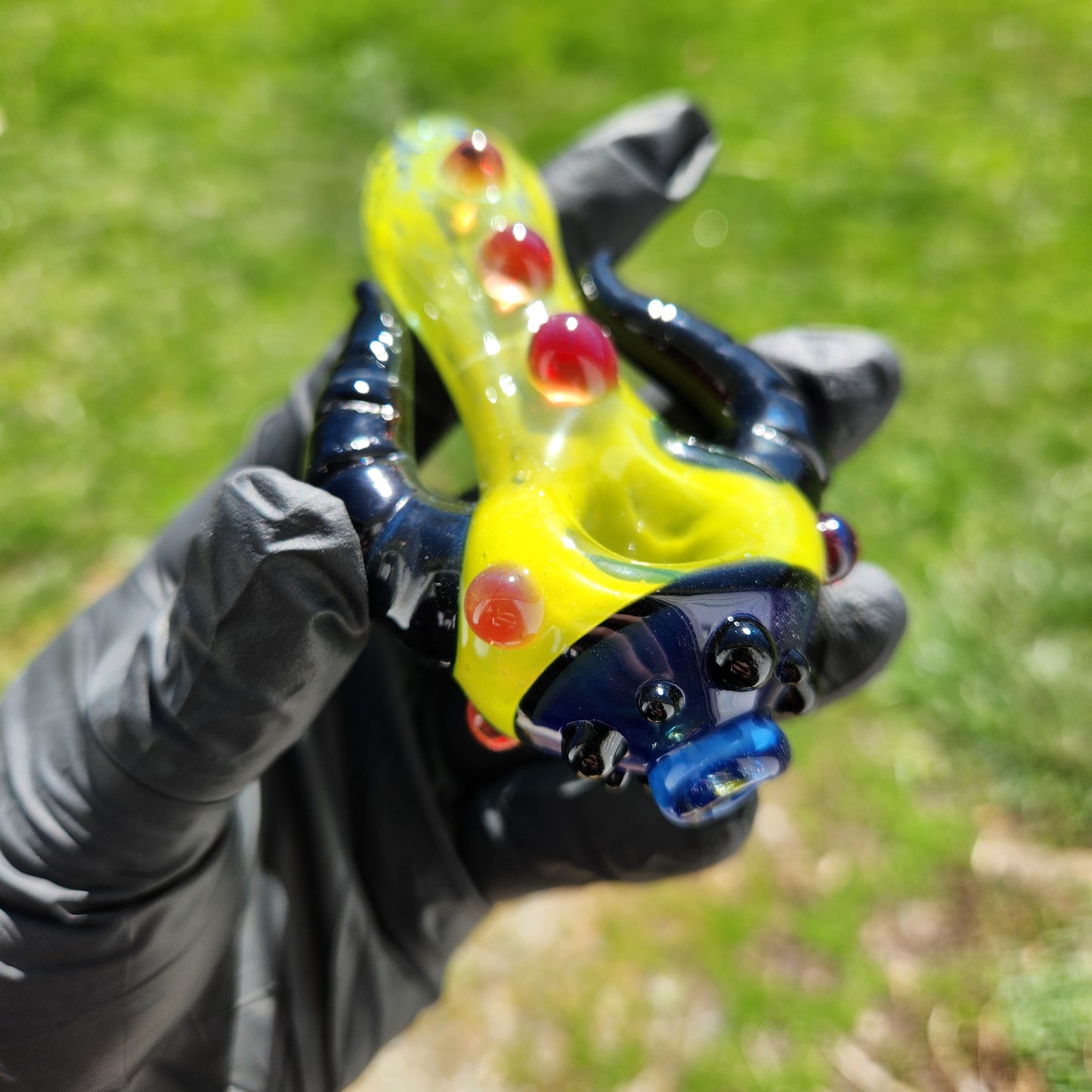 Hellstar Missile Relic Glass Pipe – Yellow Spoon Pipe w/ Blue Lens, Carved Horn Neck & Red/Black Accents