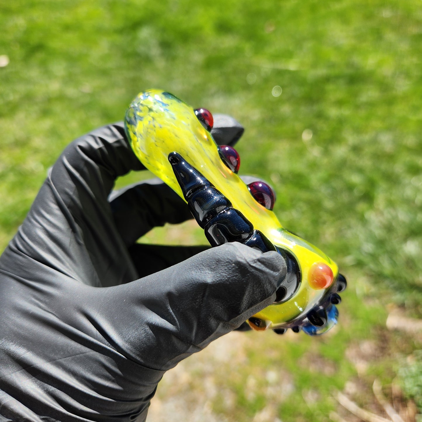 Hellstar Missile Relic Glass Pipe – Yellow Spoon Pipe w/ Blue Lens, Carved Horn Neck & Red/Black Accents