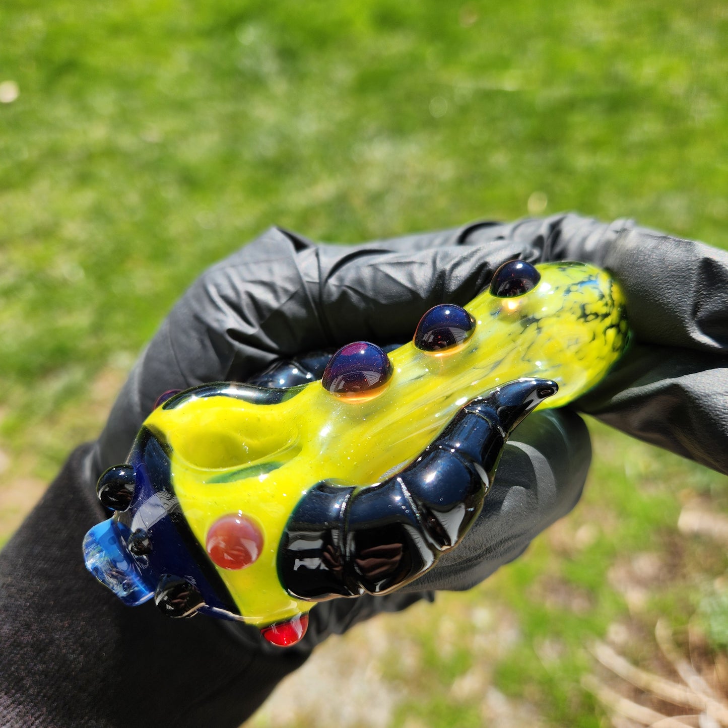 Hellstar Missile Relic Glass Pipe – Yellow Spoon Pipe w/ Blue Lens, Carved Horn Neck & Red/Black Accents