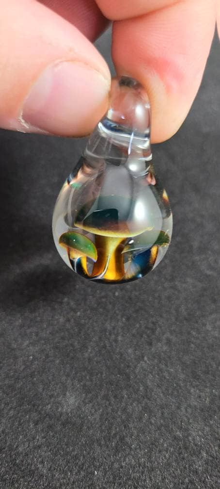 Triple Mushroom Glass Pendant Necklace – Handblown Borosilicate Glass Jewelry – Psychedelic Forest Fungi Charm – Nature-Inspired Glass Art