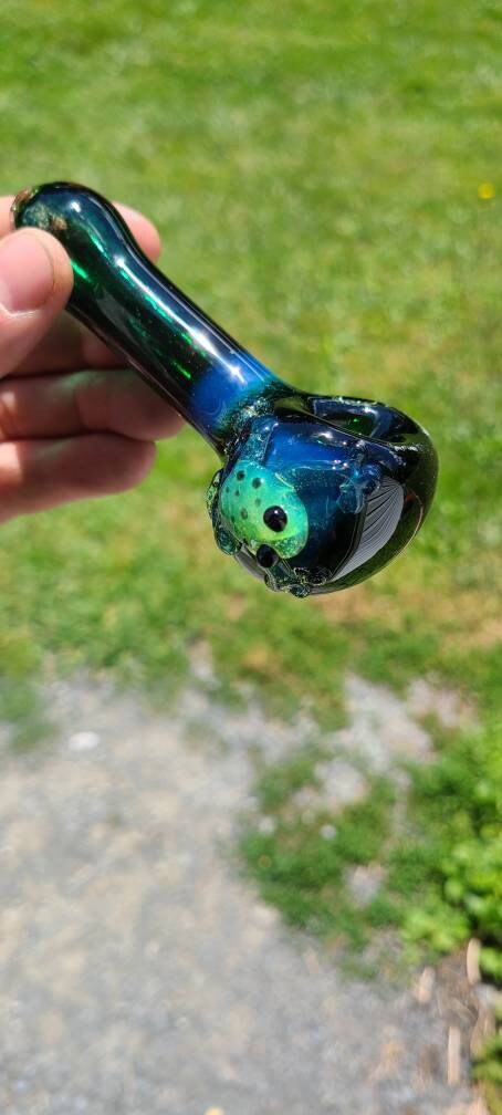 Spotted Green Frog Glass Pipe / Glass Smoking Bowl / Experimental Green / Reptile / Frogs