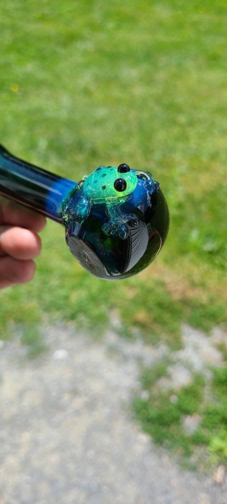 Spotted Green Frog Glass Pipe / Glass Smoking Bowl / Experimental Green / Reptile / Frogs