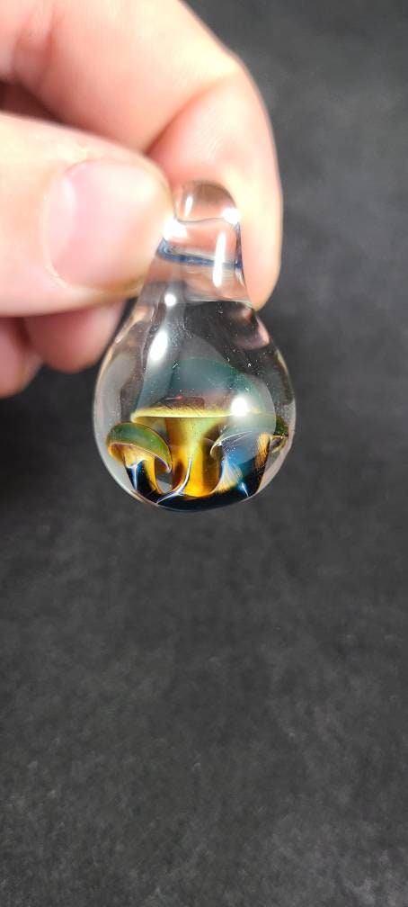 Triple Mushroom Glass Pendant Necklace – Handblown Borosilicate Glass Jewelry – Psychedelic Forest Fungi Charm – Nature-Inspired Glass Art