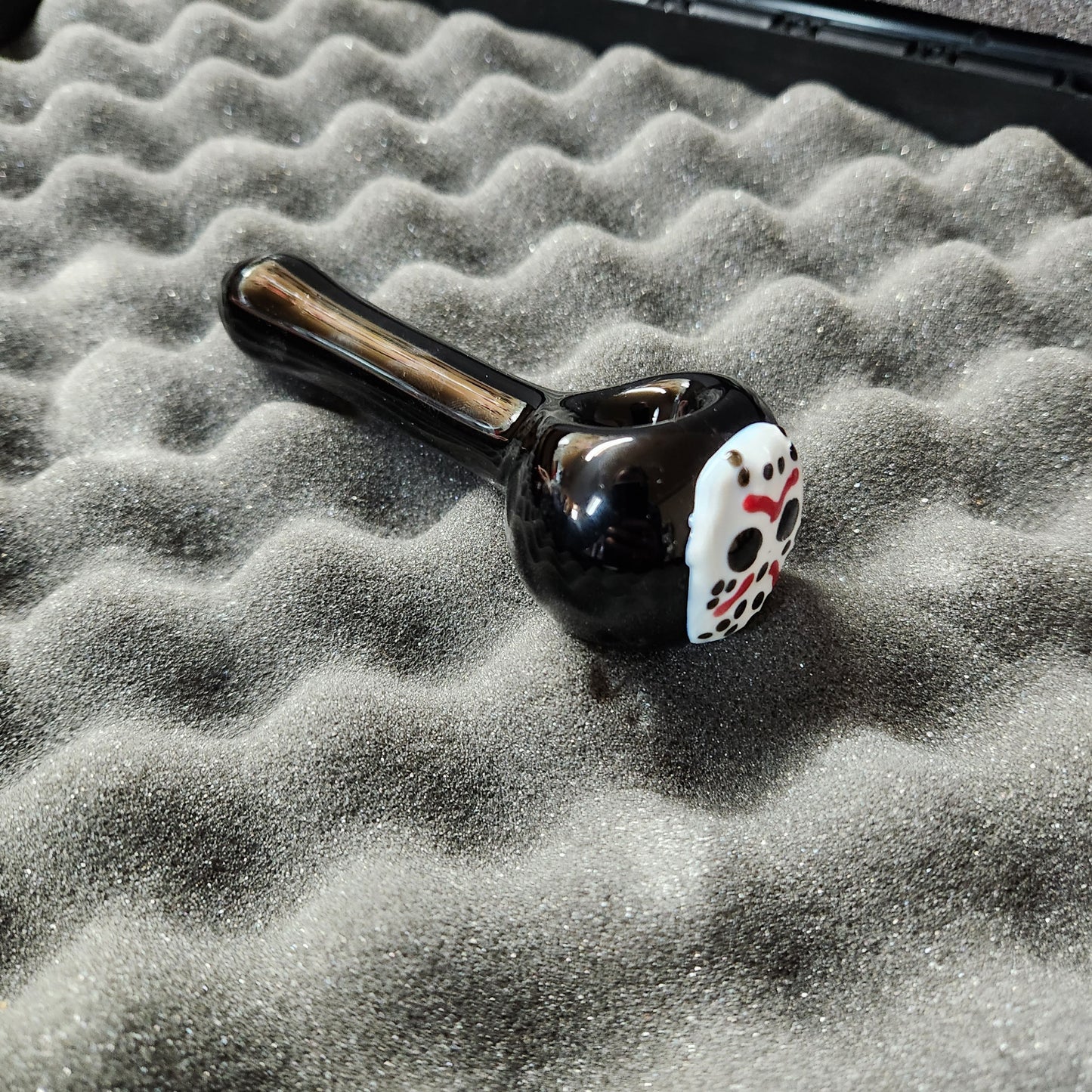 Horror Mask Glass Pipe – Handblown Slasher-Inspired Spoon – Spooky Collector’s Smoking Pipe – Creepy Campfire Vibes – Scary Movie Gift