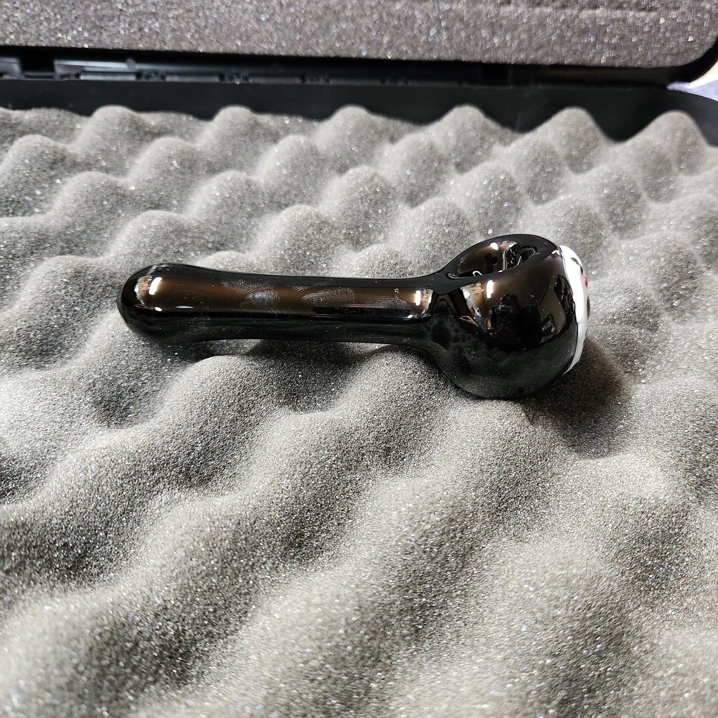 Horror Mask Glass Pipe – Handblown Slasher-Inspired Spoon – Spooky Collector’s Smoking Pipe – Creepy Campfire Vibes – Scary Movie Gift